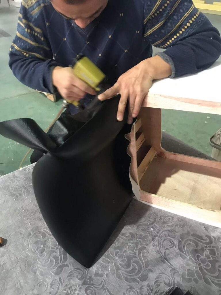 オーダーソファの張り込み（オーダー家具工場）