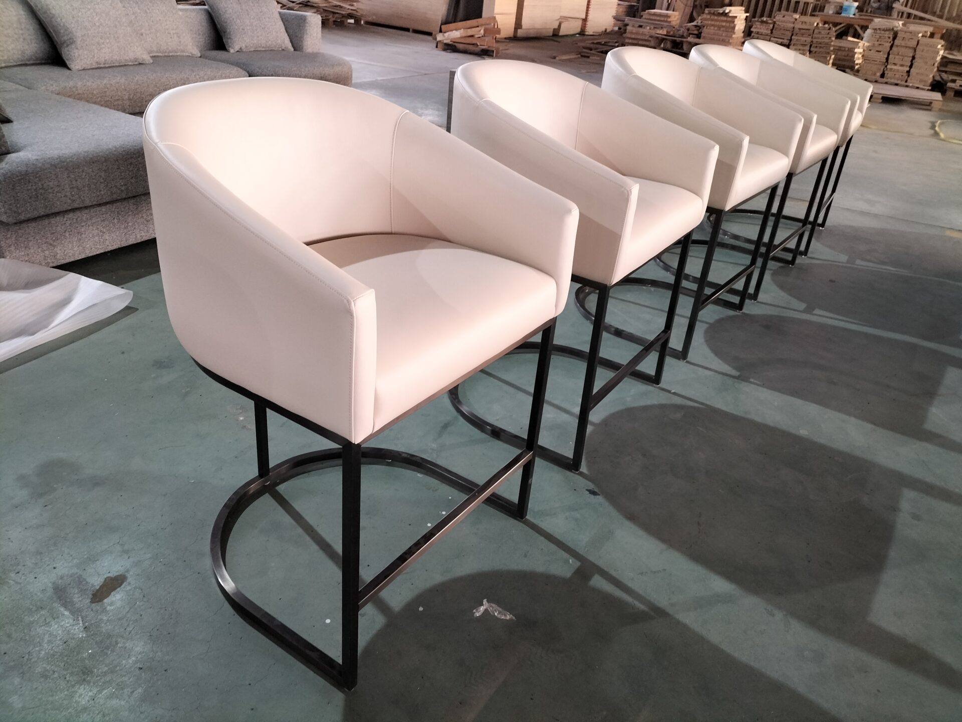 スチール脚の椅子