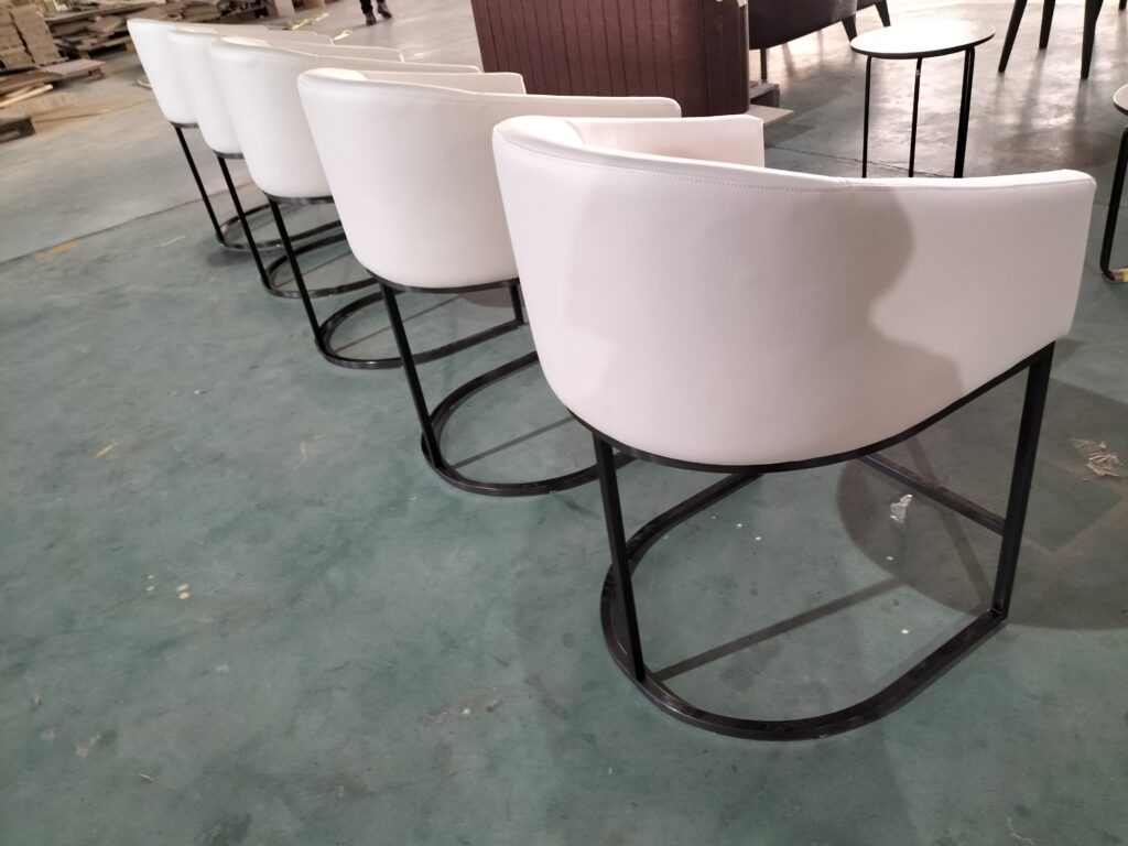 スチール脚の椅子の後部