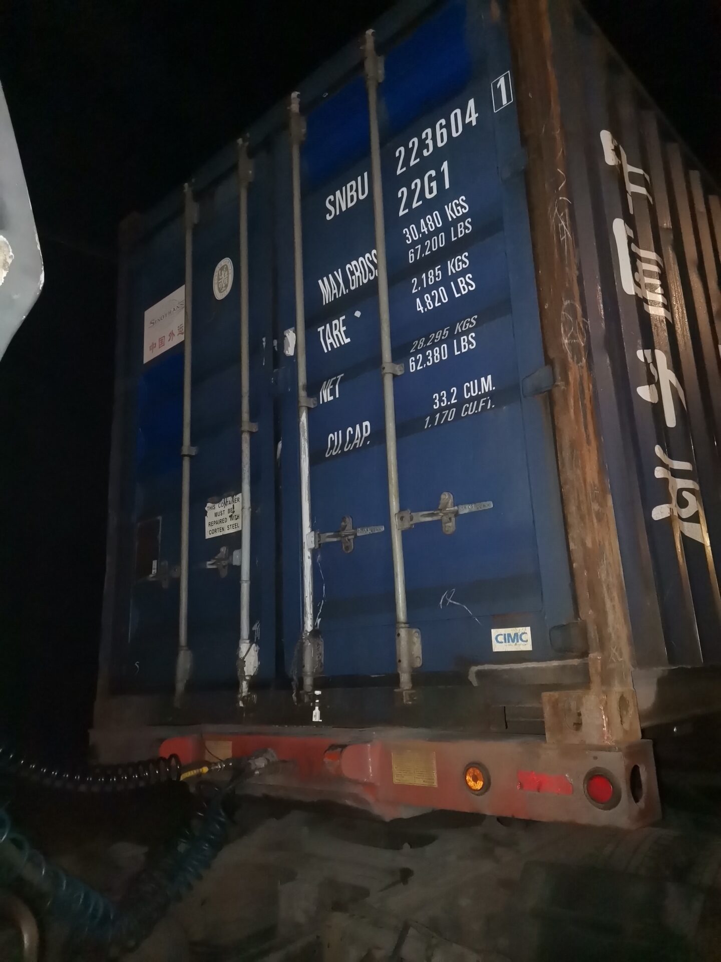 夜間のコンテナ出荷