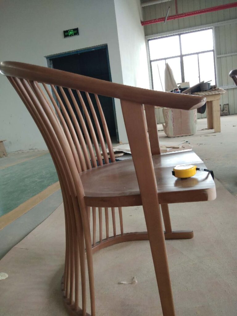家具工場で作る丸くて曲がった木で作る椅子