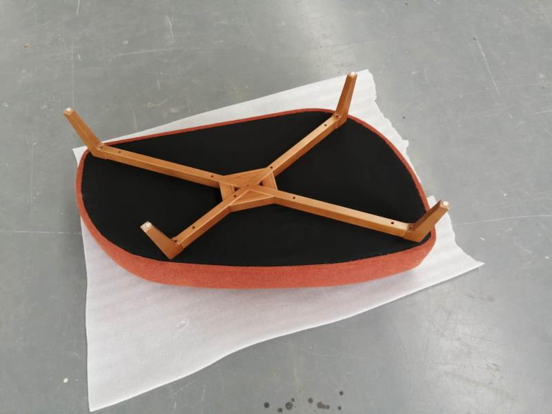 脚の細いスツール