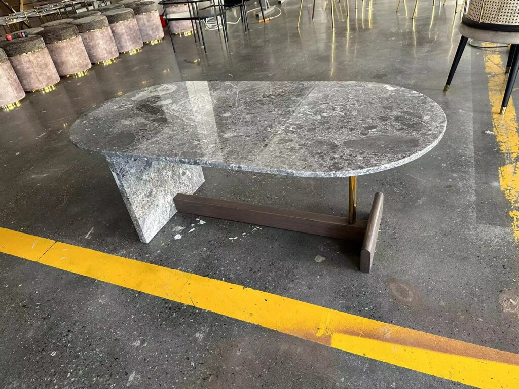大理石・金物・木の一体のテーブル