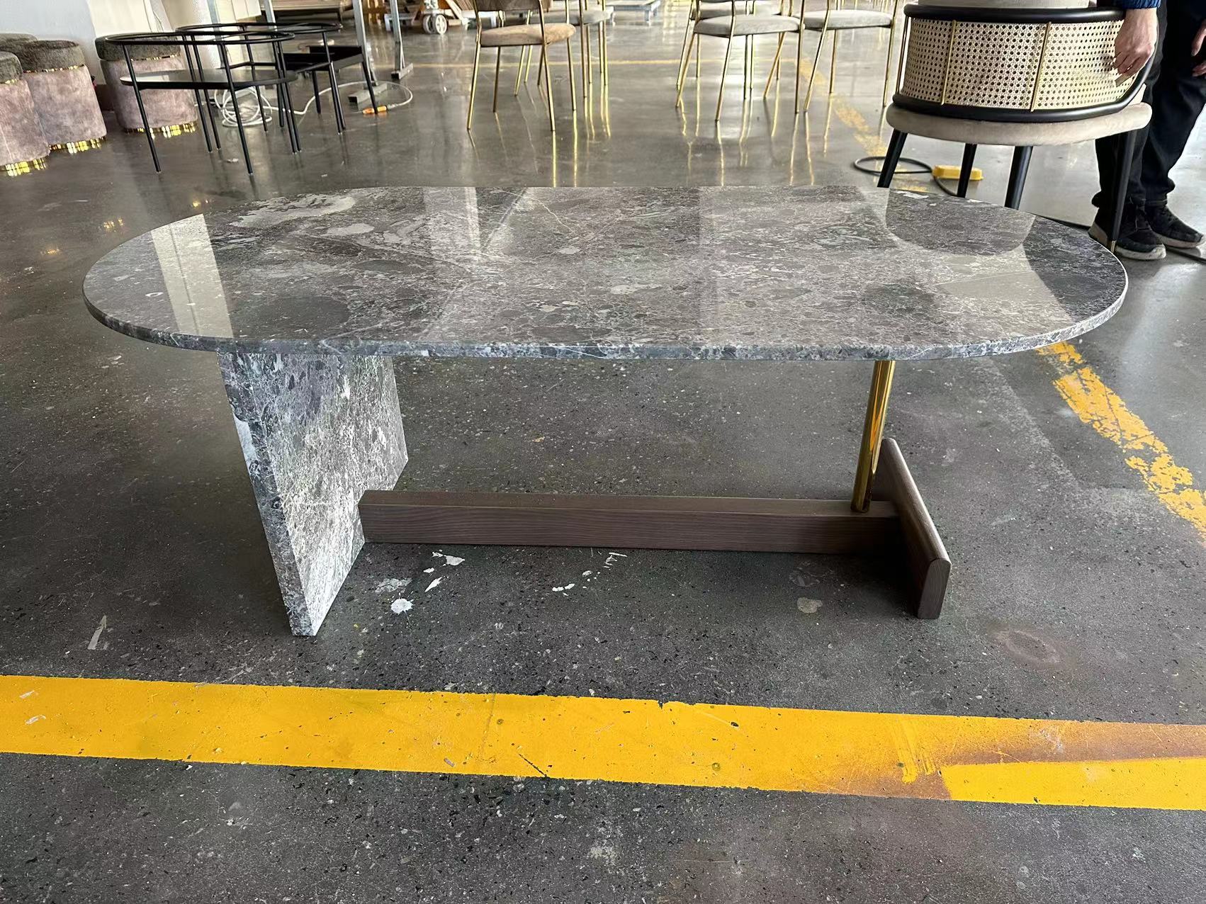 大理石、スチール、木のテーブル