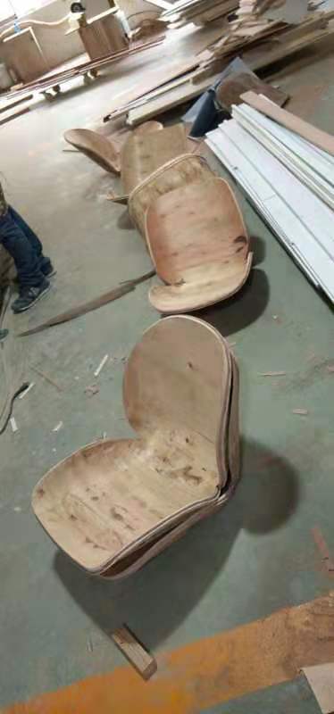 成形合板の椅子