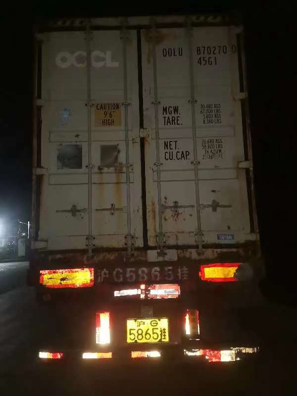 深夜のコンテナ出荷