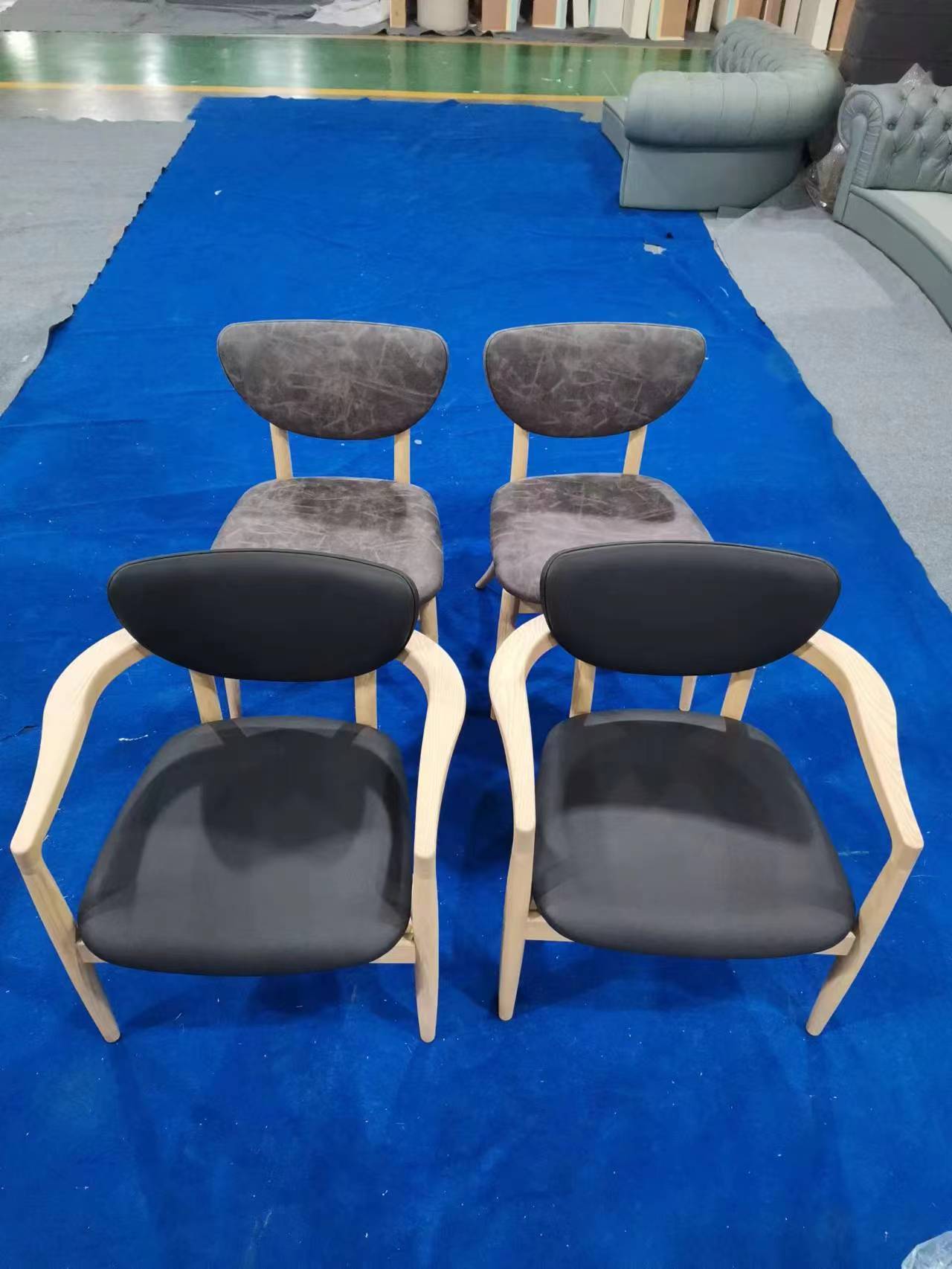 サイドチェアとアームチェア