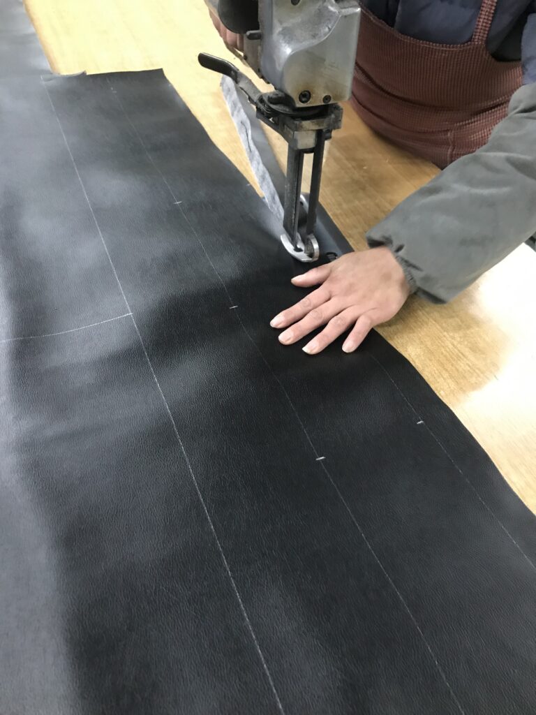 量産ソファの張り地の裁断