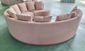 ラウンジの大型円形ソファ