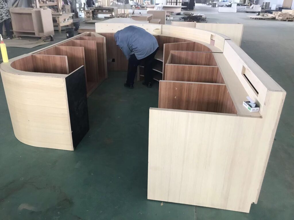 大型カウンターの組み立て