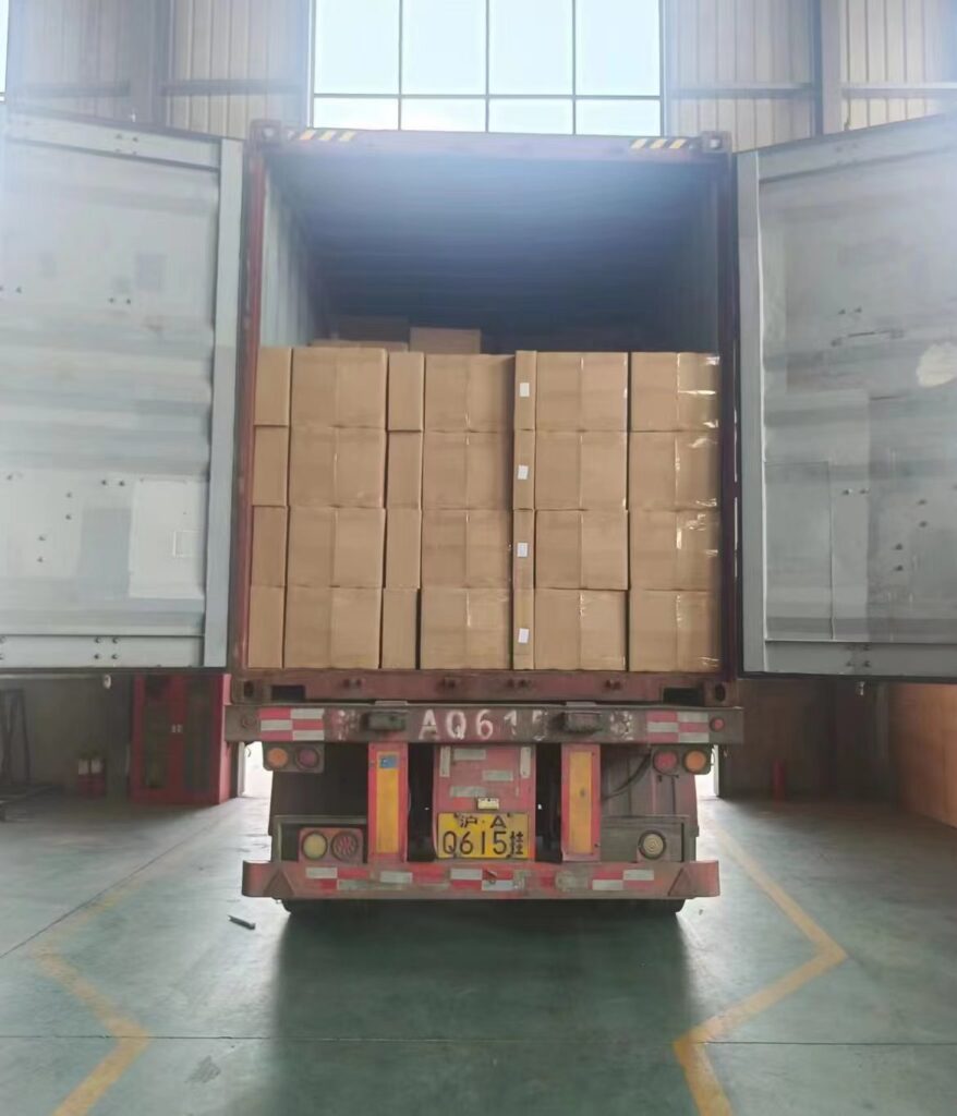 中国家具工場からコンテナ出荷