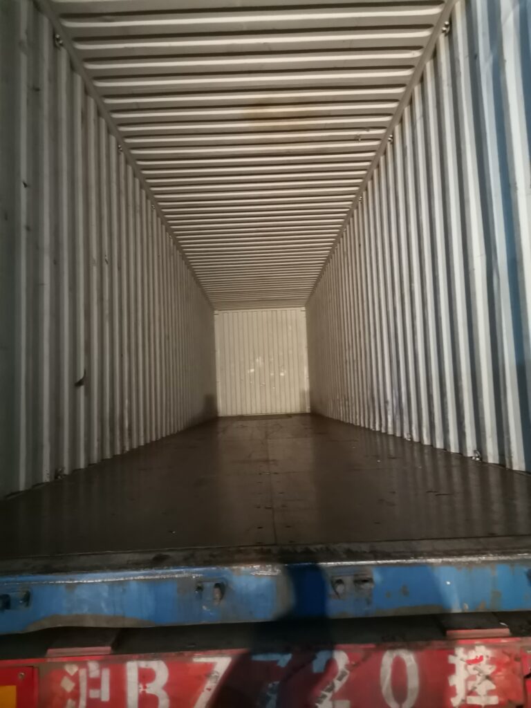 海上コンテナ内の写真