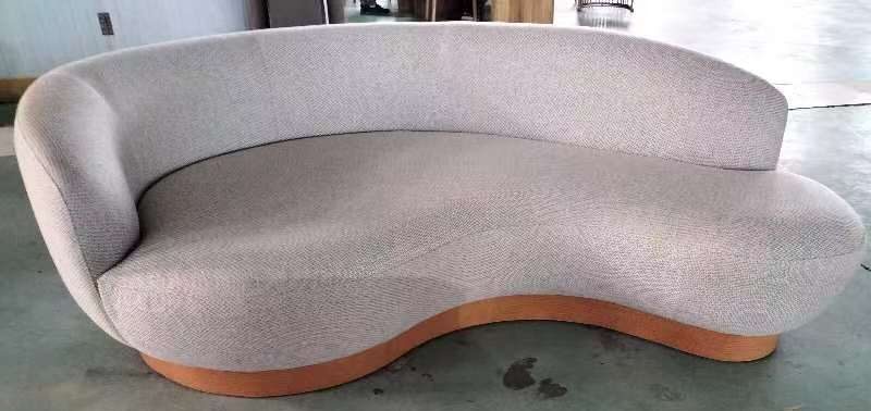 曲線の綺麗なソファ