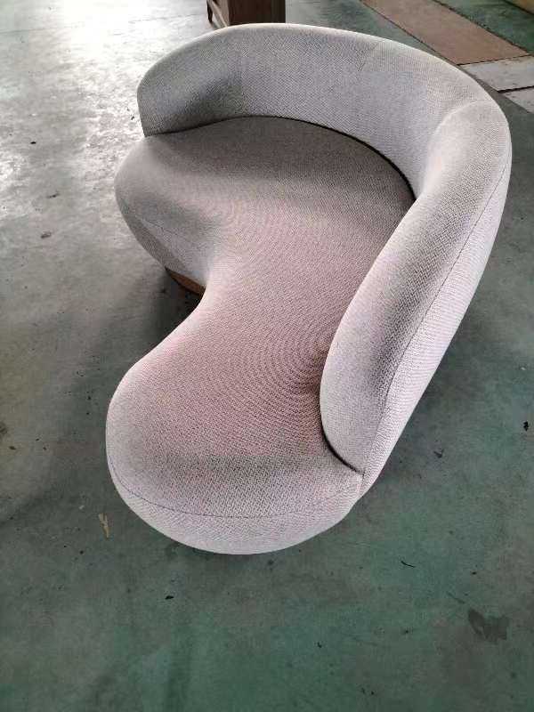 曲線の綺麗なソファ