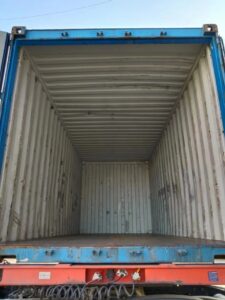 特注家具工場のコンテナ積み込み