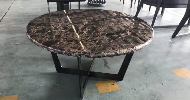 厚い大理石天板のテーブル