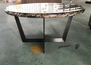 厚い天板の大理石テーブル