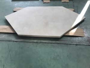 六角形の大理石テーブル