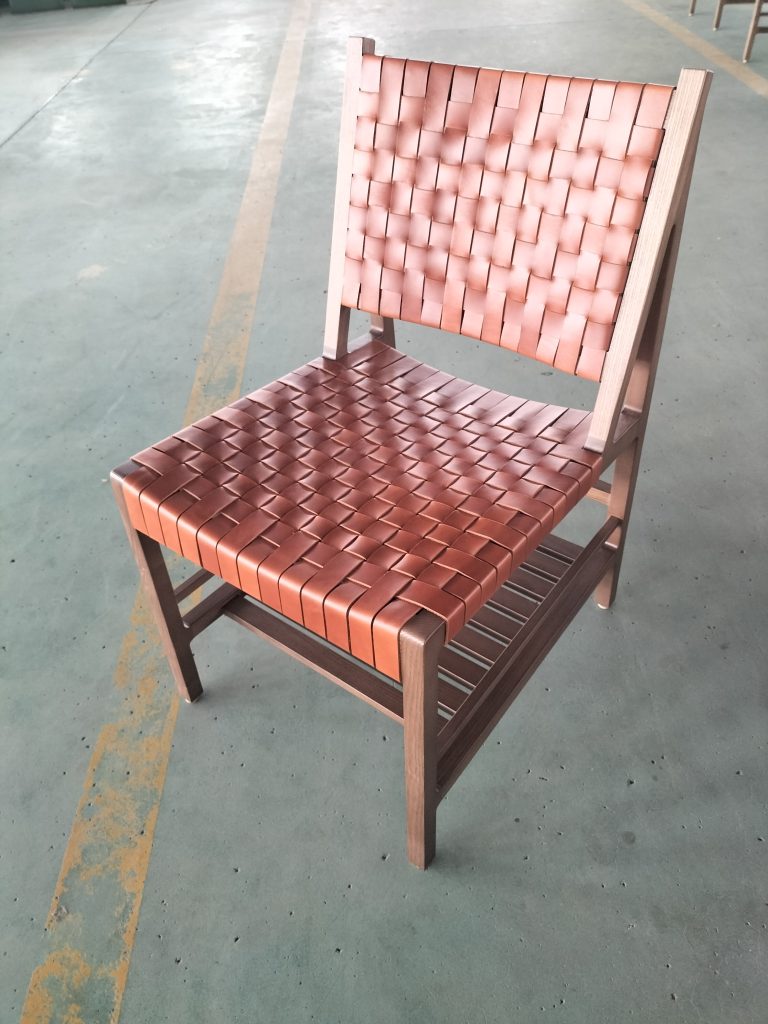 本革を編み込んだ椅子