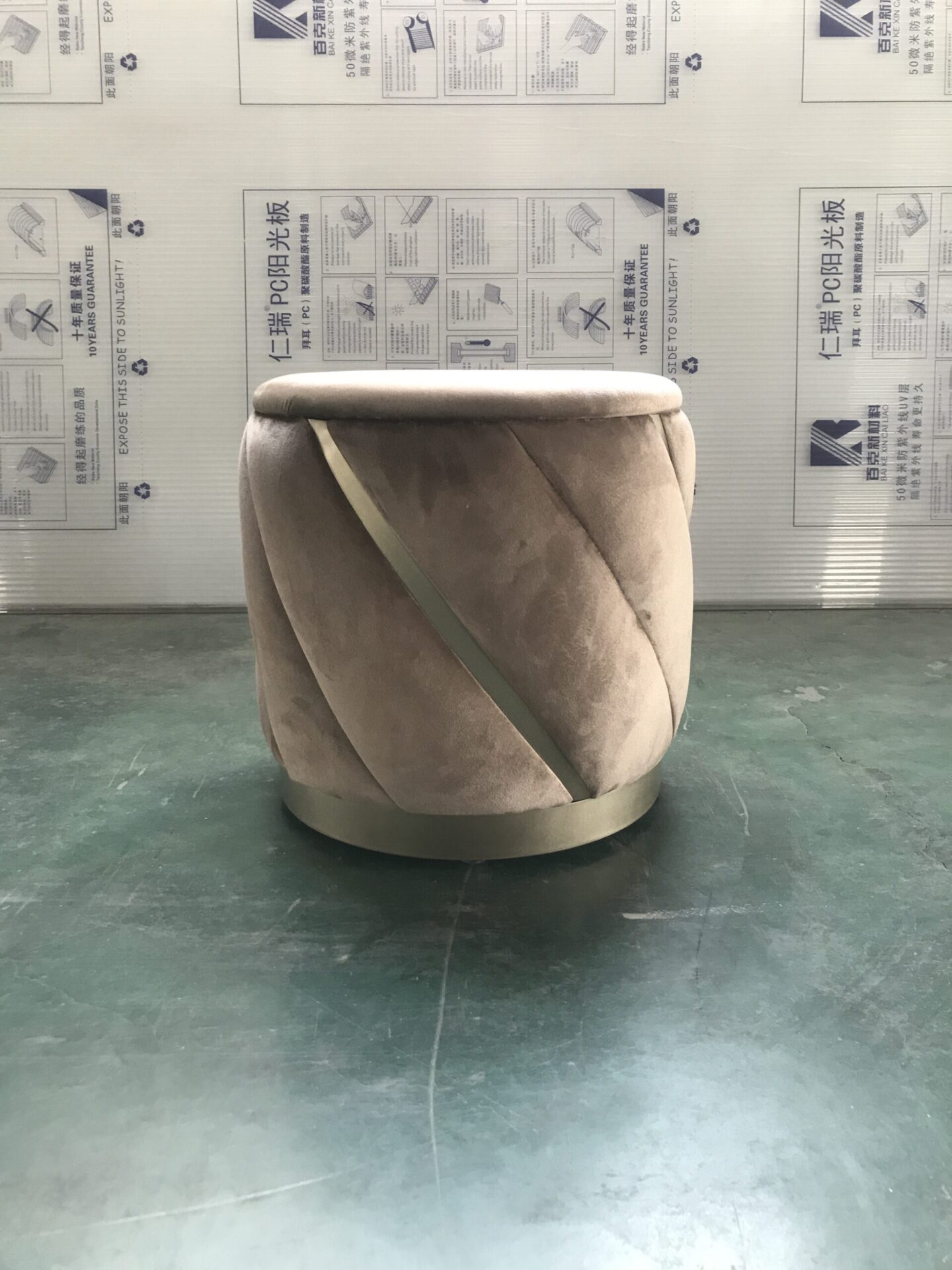 家具工場でオーダーメイドスツール