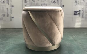 家具工場でオーダーメイドスツール