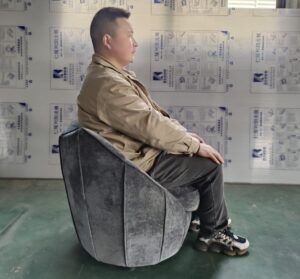 家具工場でオーダーメイドスツール