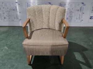 オーダーメイドの家具工場で椅子の製作