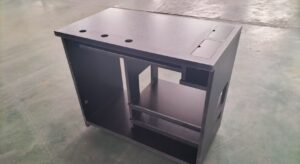 家具工場でカラオケボックスの家具を製作