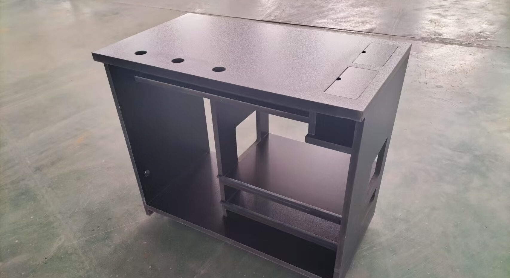 家具工場でカラオケボックスの家具を製作