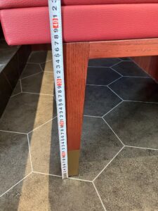 家具工場でのオーダー家具の検品