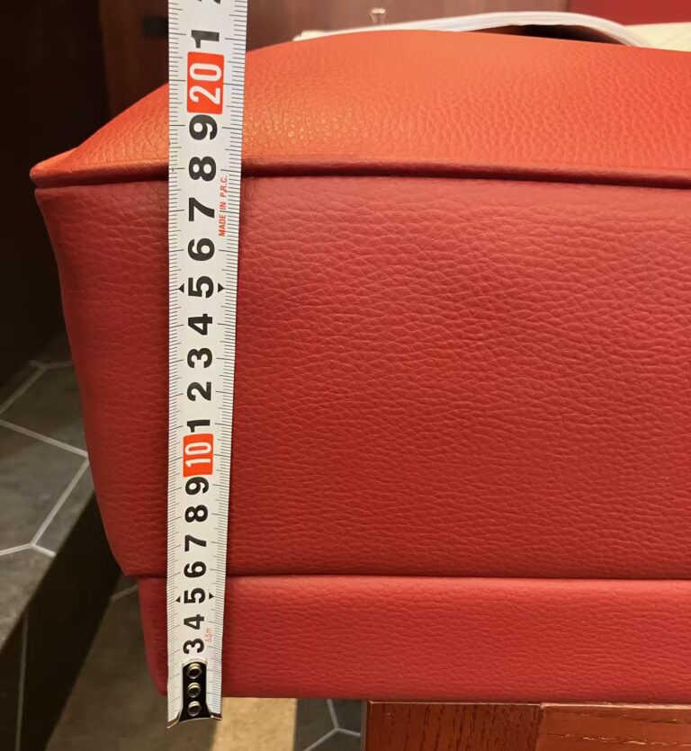 家具工場でのオーダー家具の検品