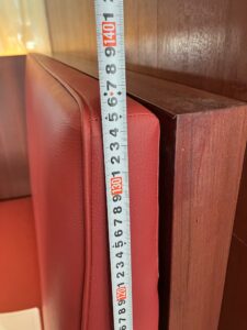 家具工場でのオーダー家具の検品