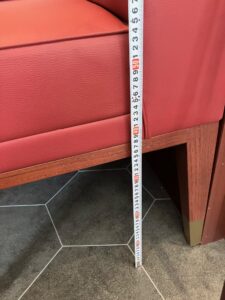 家具工場でのオーダー家具の検品