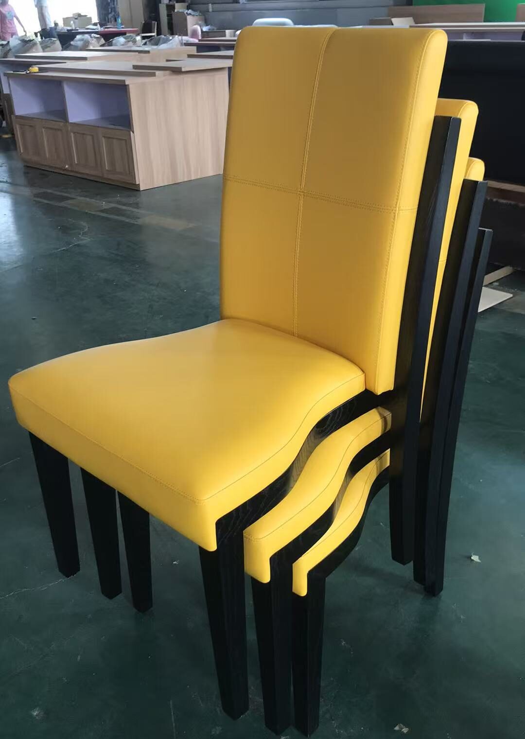 オーダーメイド家具工場で作るスタッキングチェ