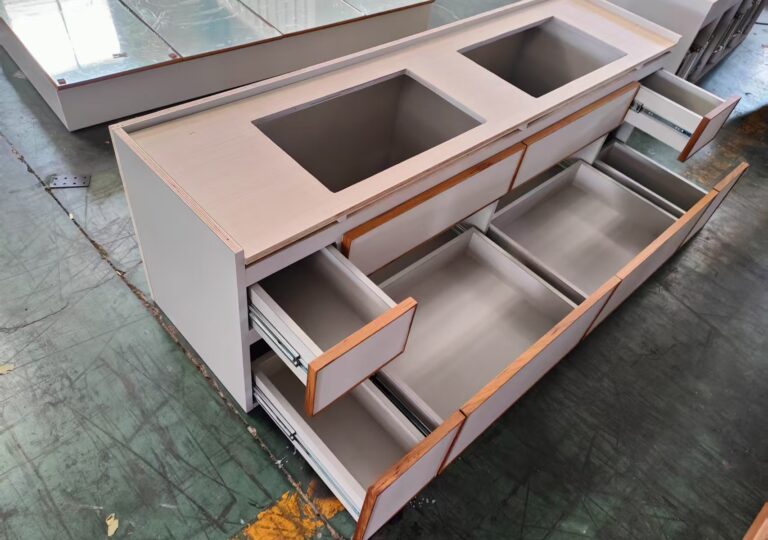 家具工場でオーダーメイド家具を作る