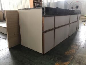 家具工場でオーダーメイド家具を作る