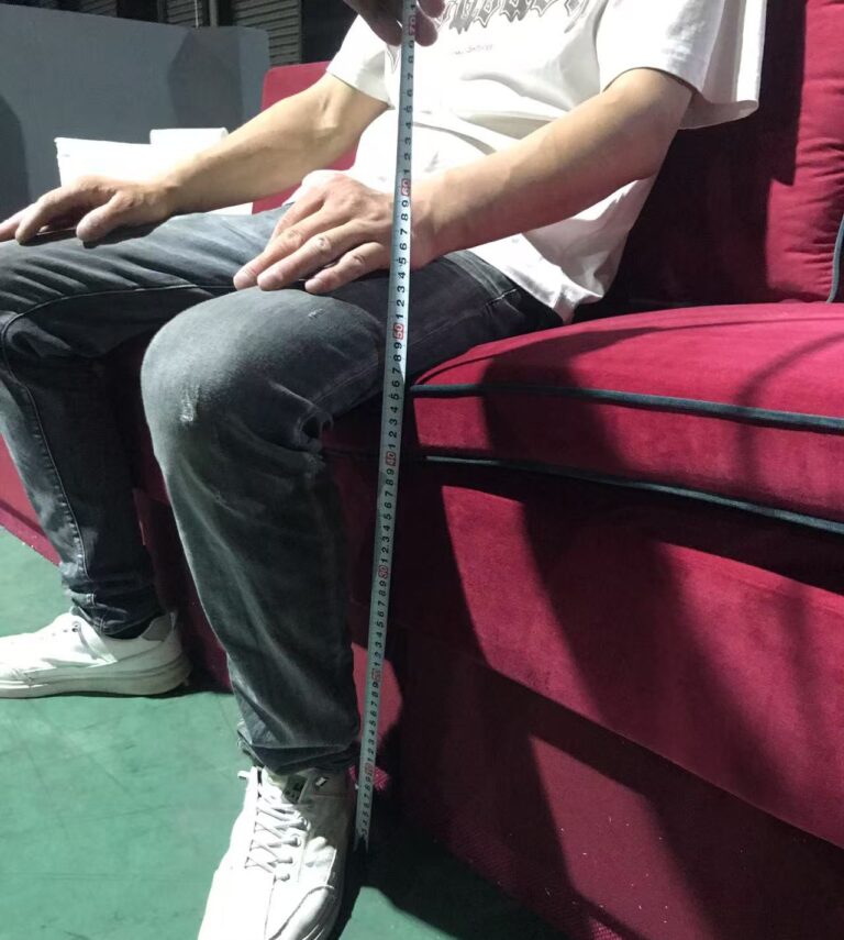 家具工場でオーダーメイドの家具を製作