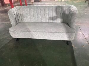 家具工場でオーダーメイドのソファを製作