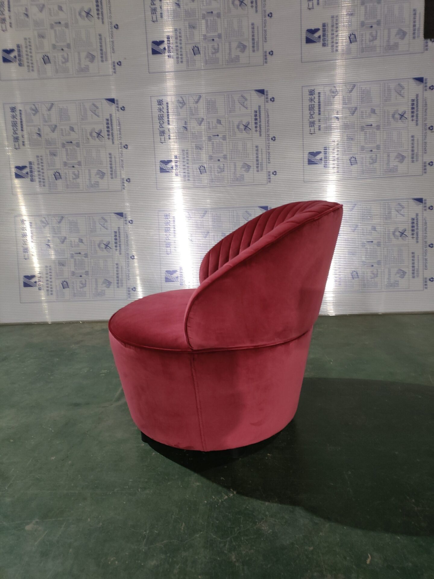 家具工場でオーダーメイドの家具を作る