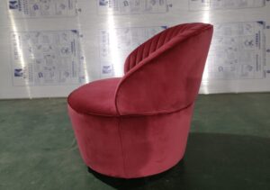 家具工場でオーダーメイドの家具を作る