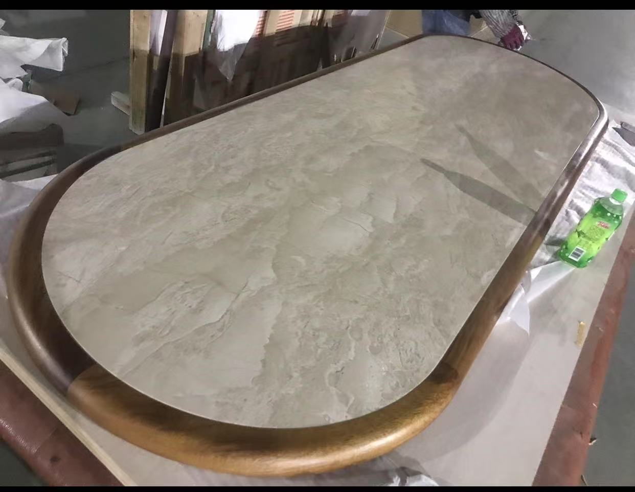 家具工場で特注の大理石テーブルを作る