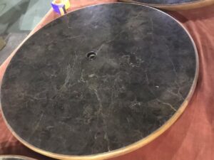 家具工場で特注の大理石テーブルを作る