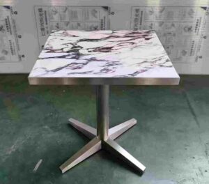 家具工場でお客様のオーダーに応えるテーブルを作る