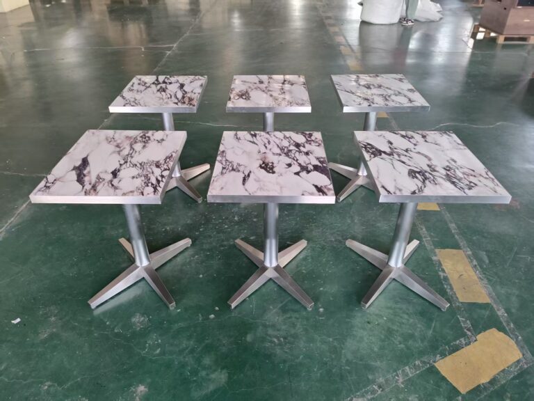 家具工場でお客様のオーダーに応えるテーブルを作る