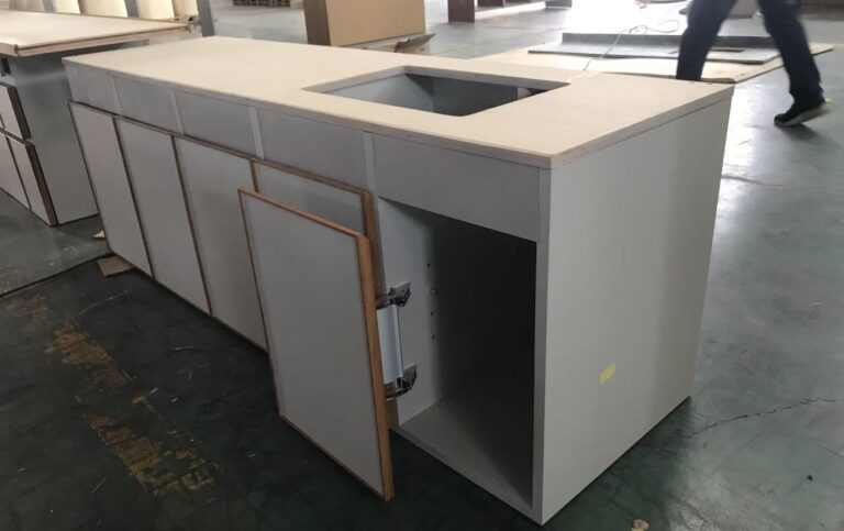 特殊蝶番を使ったオーダー家具を製作する家具工場