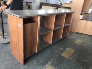 特注の家具を製作する家具工場
