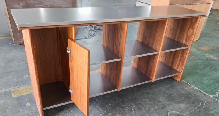 特注の家具を製作する家具工場