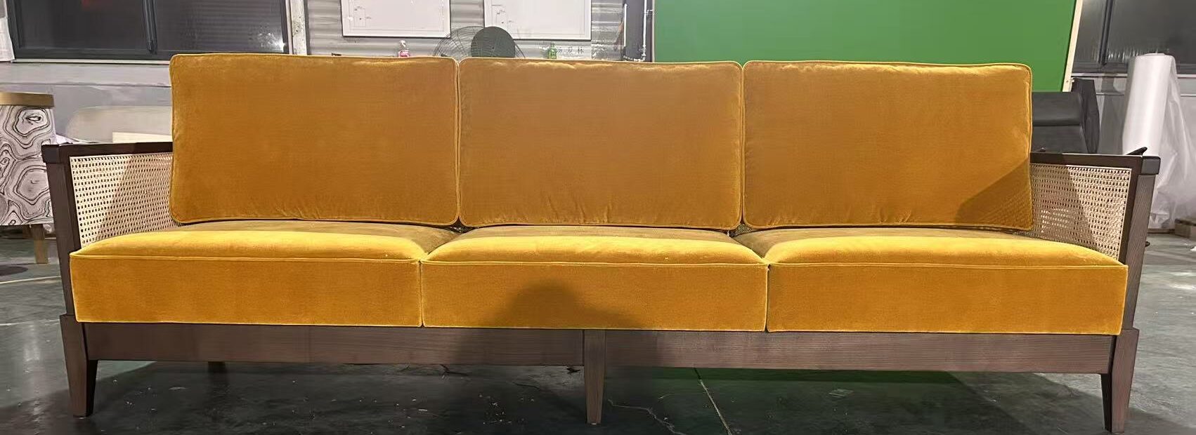 家具工場でオーダーメイドの家具を作る