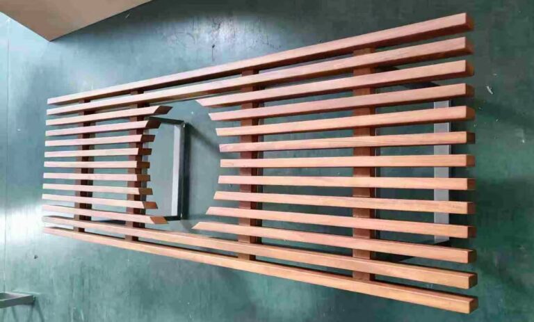 特注デザインのベンチ