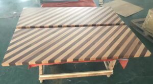 突板の張り分けが特徴のテーブル